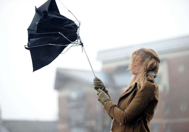 Погода 12 декабря в Украине: ветрено, штормовые порывы и ночные дожди с мокрым снегом