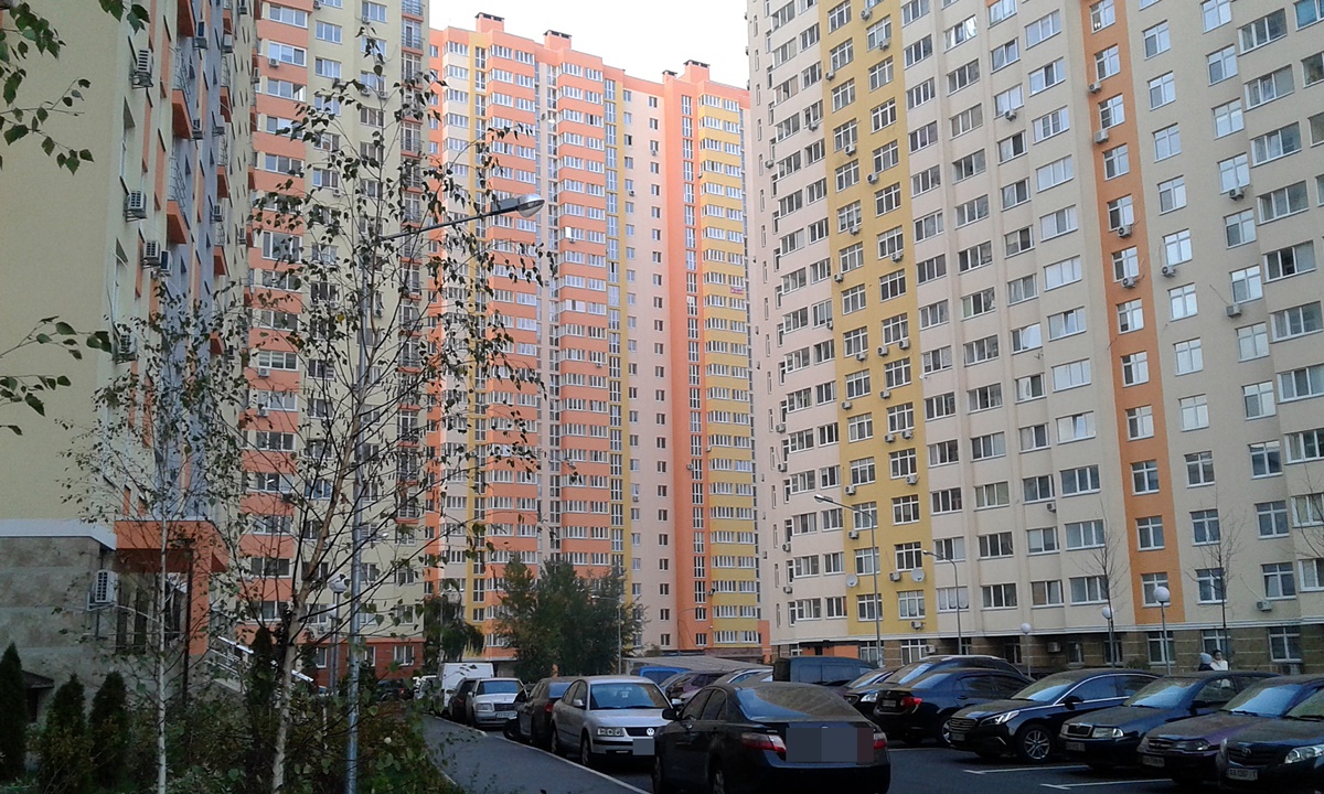 запаркованість дворів на Мінському (ЖК Яскравий)
