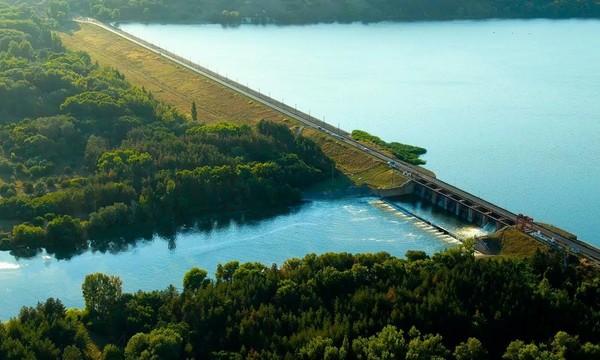 Россияне ударили по плотине Печенежского водохранилища в Харьковской области: движение перекрыто