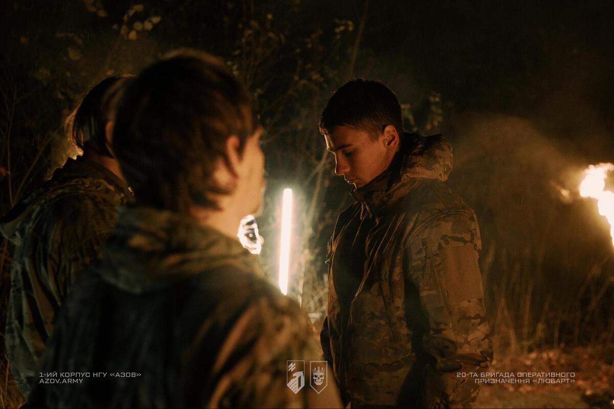 Військовий схилив голову, слухаючи настанови командира 