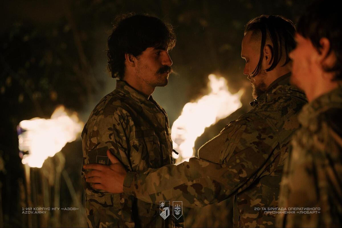 Військовослужбовець «Любарта» говорить до побратима, тримаючи його за плече