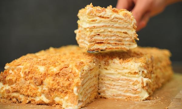 "Наполеон" из готового слоеного теста: простой рецепт праздничного десерта без лишних хлопот