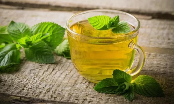 Диетология назвала самый лучший чай для желудка: поможет при вздутии, болях и газах