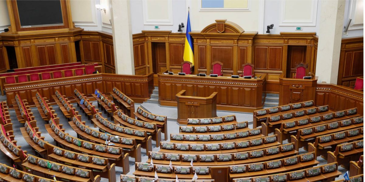 Арахамия попросил депутатов "Слуги народа" не выходить из фракции до февраля 2026 года - Железняк