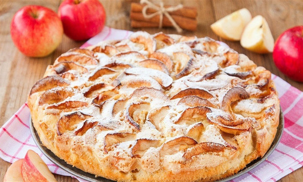 Яблочный пирог на сковороде с творогом за 30 минут: простой рецепт домашнего чуда без духовки