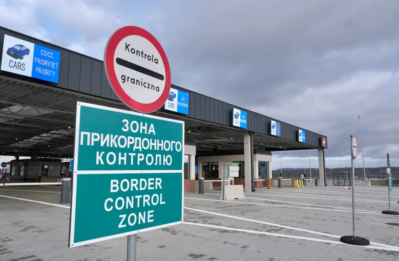 Величезні черги на польсько-українському кордоні перед святами: водії вантажівок стоять до 38 годин