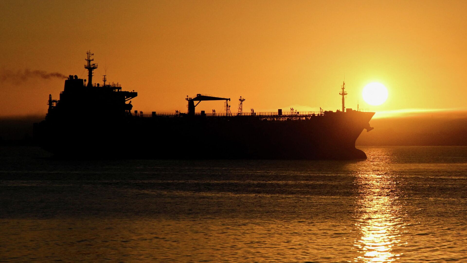 Замаскированный танкер "теневого флота" РФ из Мурманска посадили на мель во Франции