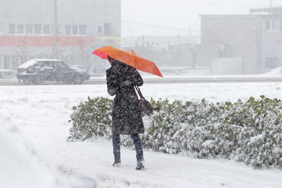 Сніг і вітер очікуються по всій Україні: антициклон і циклон змінюють погоду