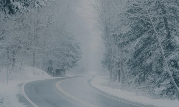 Из-за снега и гололеда в Сумской области ограничили движение транспорта: какие дороги перекрыты