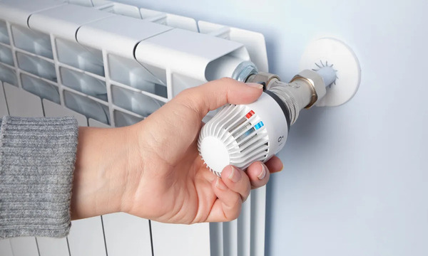 У Києві понад 700 багатоповерхівок залишаються без опалення після атаки: ситуація на Троєщині критична