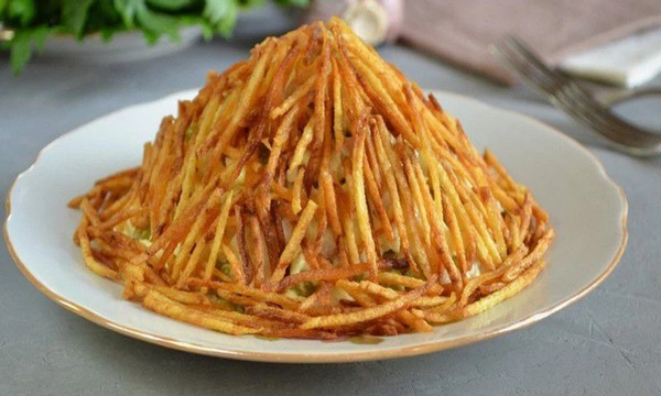 Оригинальный салат с хрустящим картофелем: рецепт «Стог сена» для гостей