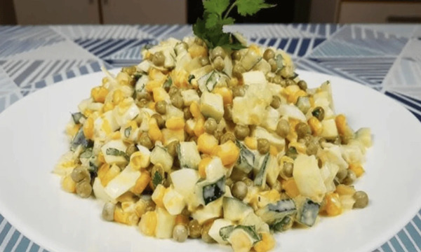 Ніжний салат без майонезу з куркою, кукурудзою й огірком: простий рецепт