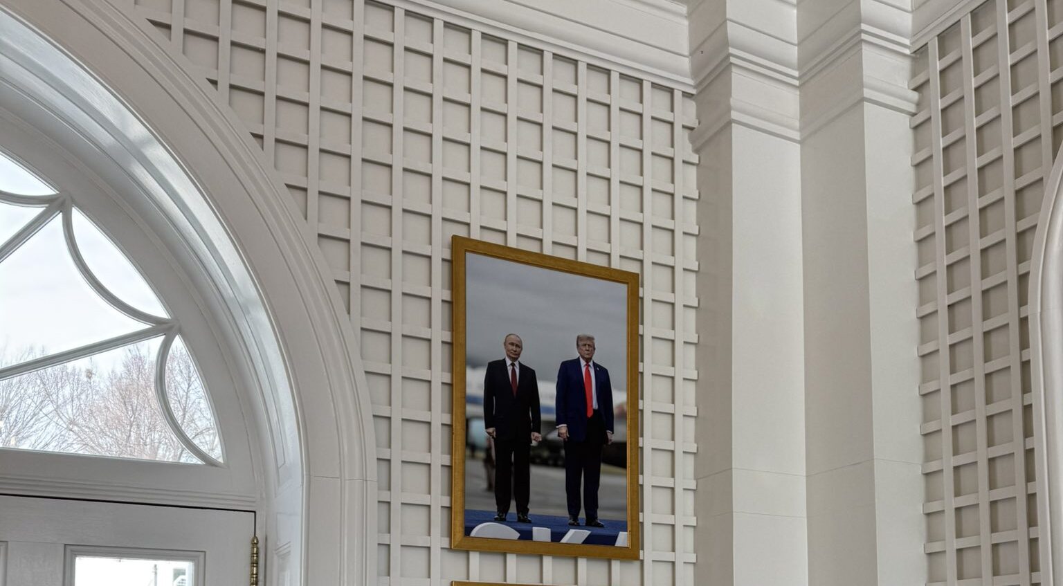 В Белом доме появилось фото Путина рядом с Трампом – президент сам его повесил