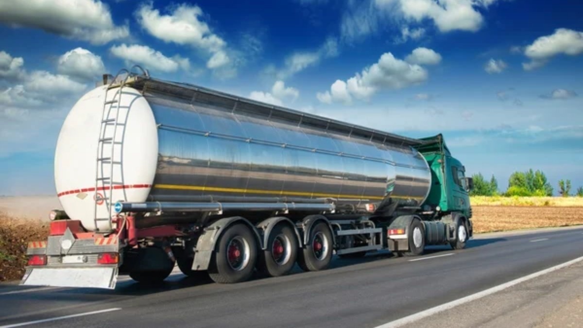 Без конкуренции и дороже «Укрнафты»: ДОТ заказал бензин на 914 млн грн