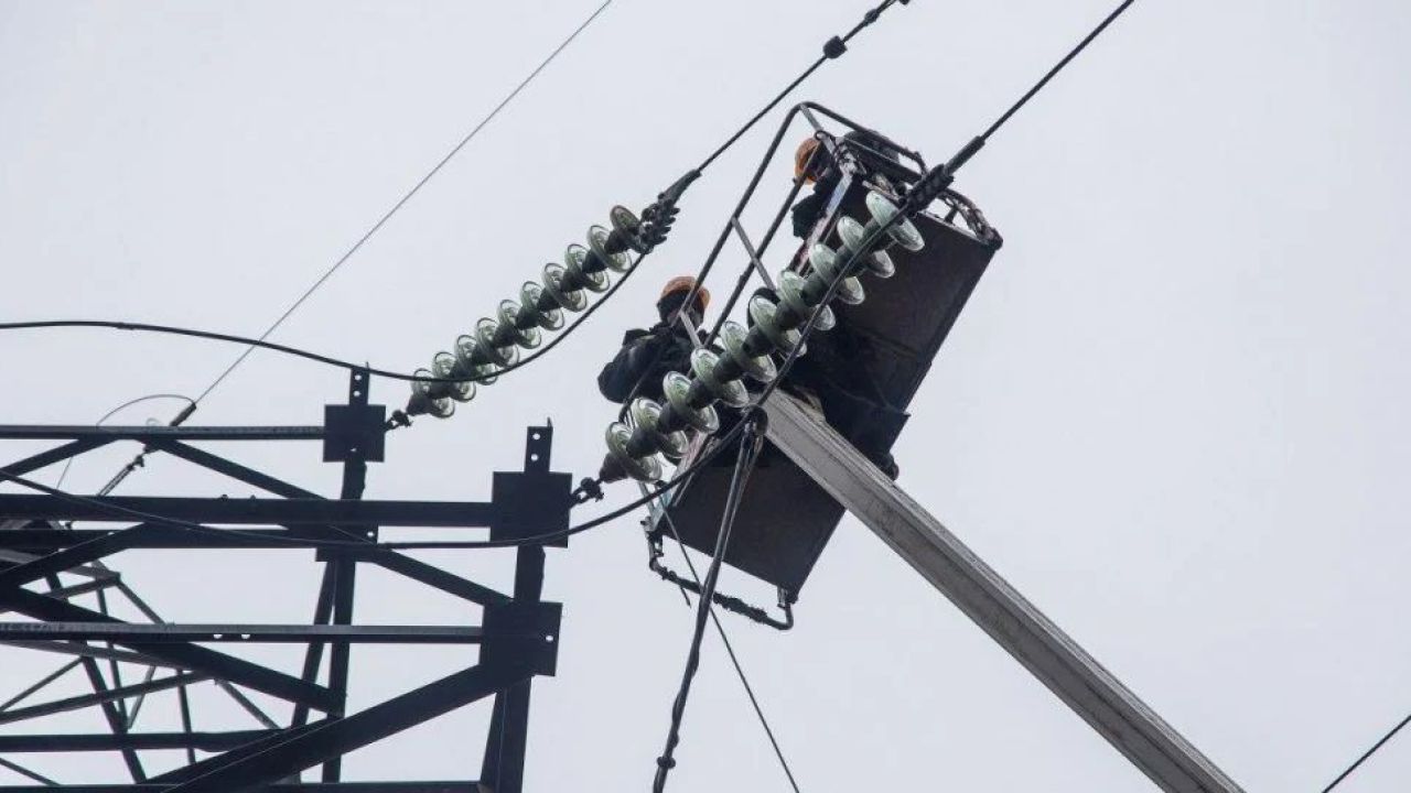 РФ завдала ударів по енергетиці України: знеструмлено сім регіонів, тривають аварійні відновлювальні роботи