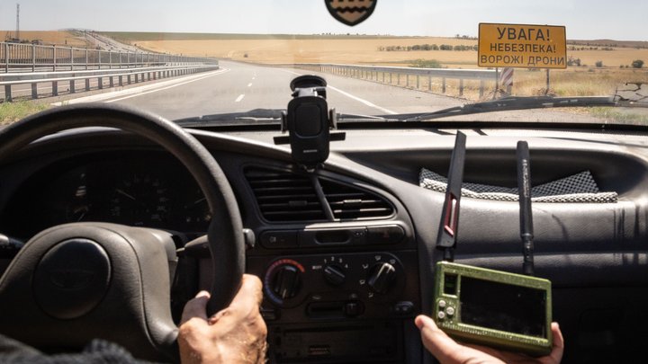 РФ сбрасывает мины и металлические шипы на трассу Николаев-Херсон: военные заявили о новой угрозе