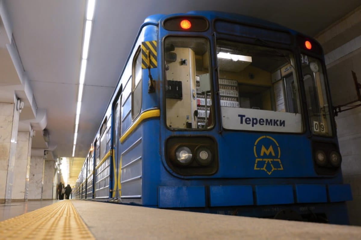 В метро Киева на станции "Теремки" обрушился потолок: КГГА назвала причину