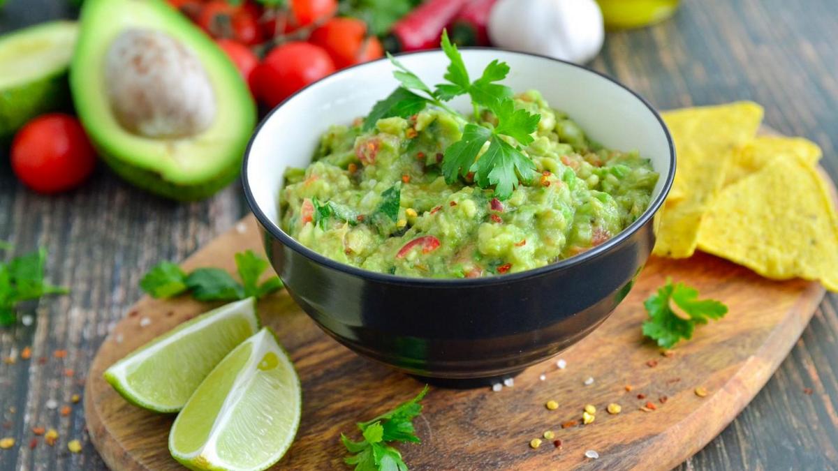 Чому варто їсти авокадо з помідорами: дієтологиня пояснила користь для серця