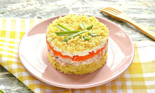 Салат «Мимоза» с копченой горбушей и айсбергом: обновленный рецепт классического блюда