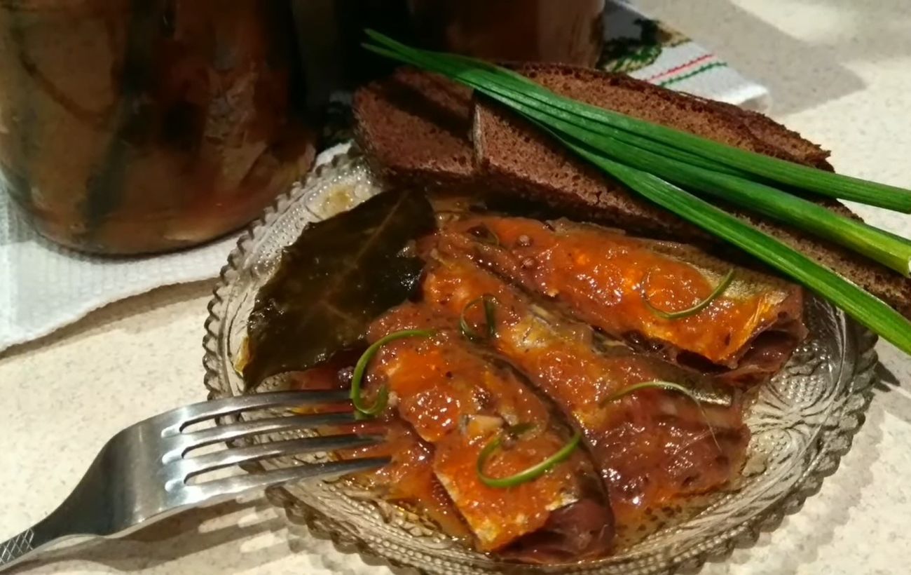 Вкусная и быстрая закуска: килька с плавленым сыром на сковороде