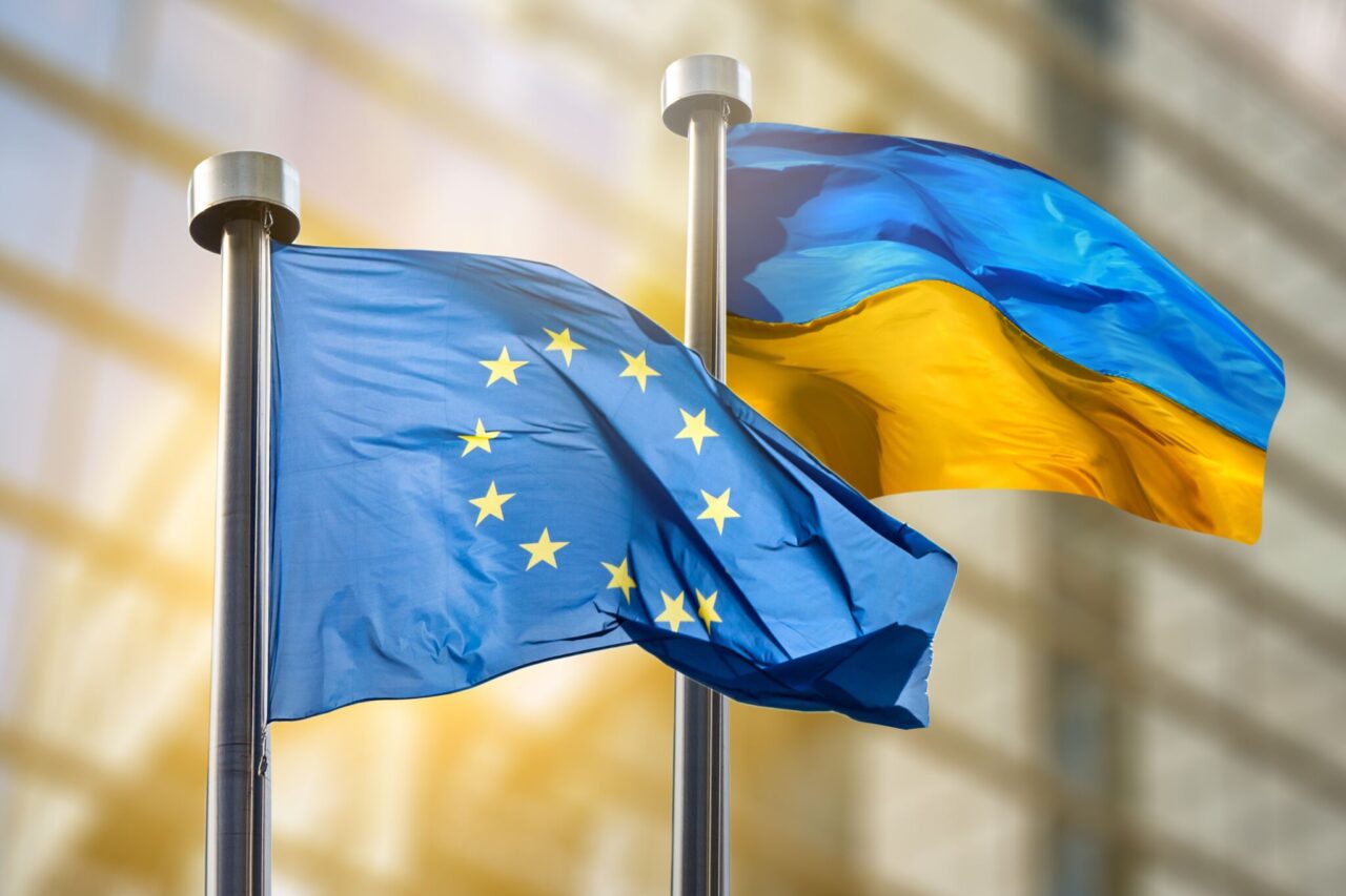 Украинцы в ЕС после 2027 года не получат автоматического вида на жительство: что нужно знать