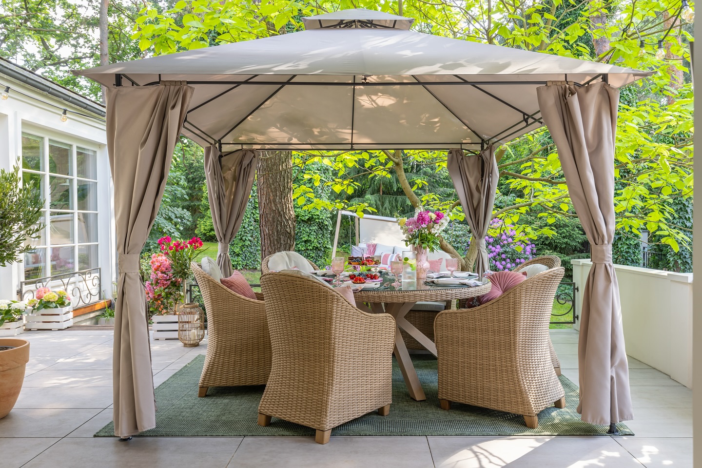 Експерт Вадим Бойко розповів про те, які комплекти садових меблів зараз популярні в Україні