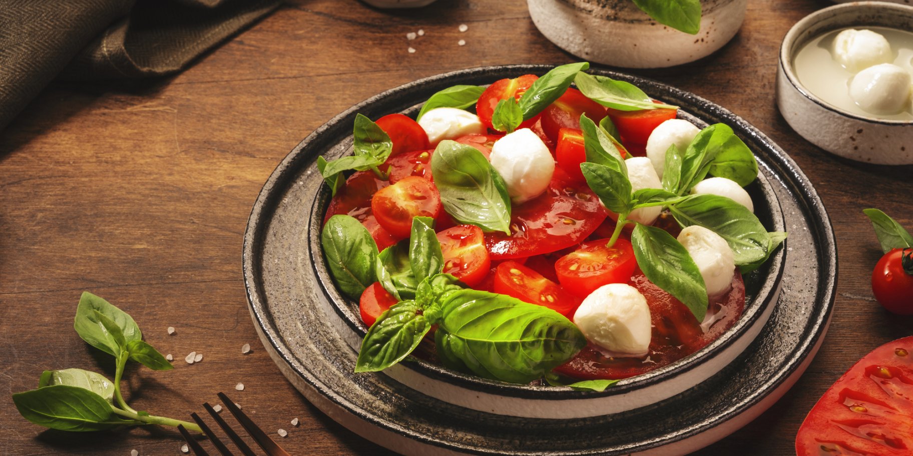 Легкий салат с буратой и помидорами: простой рецепт за несколько минут