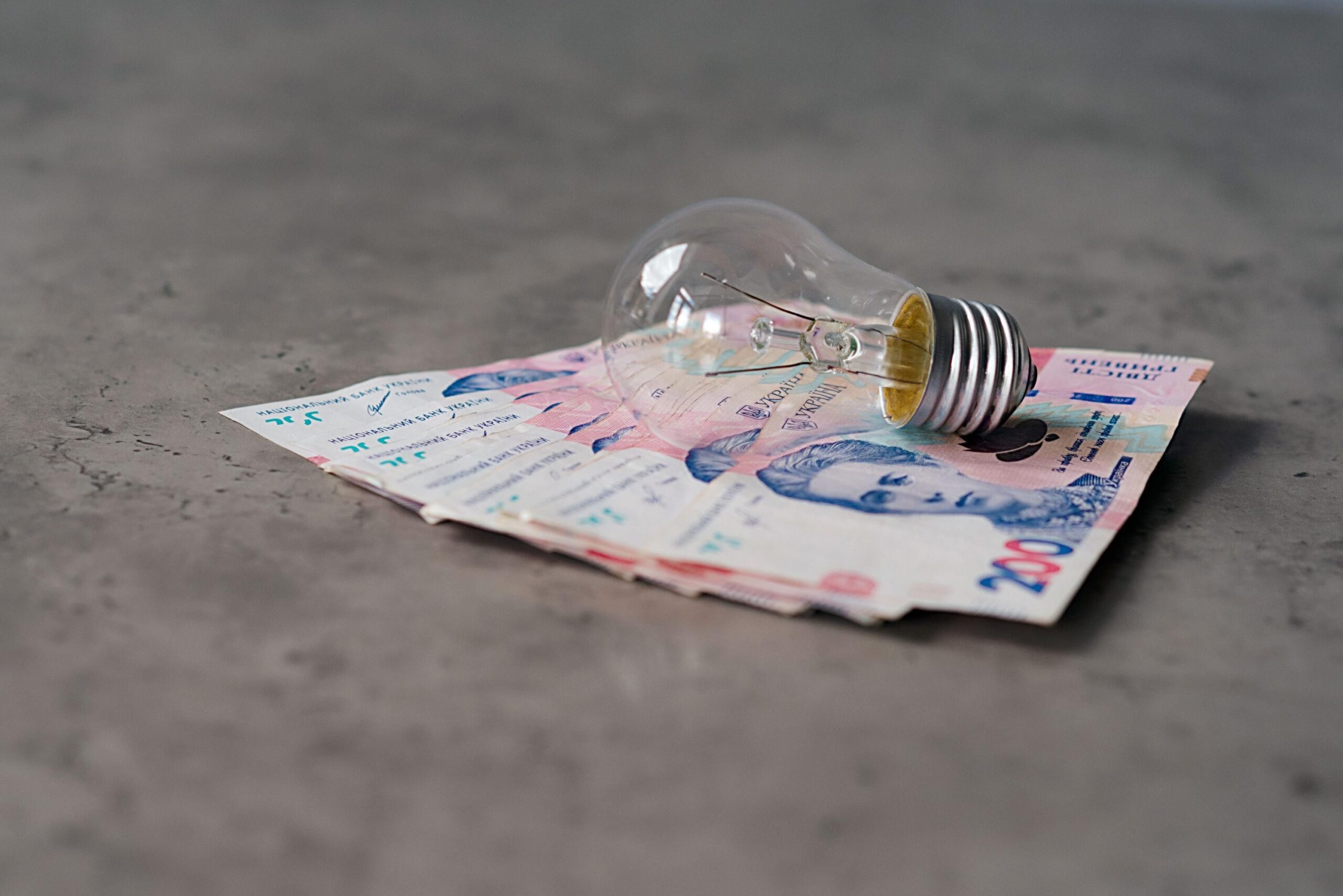 Компенсації за відключення світла — фейк: українців застерігають від шахраїв