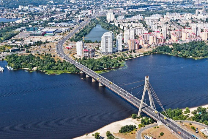 В Киеве частично перекроют мост через Десенко до августа: как изменится движение