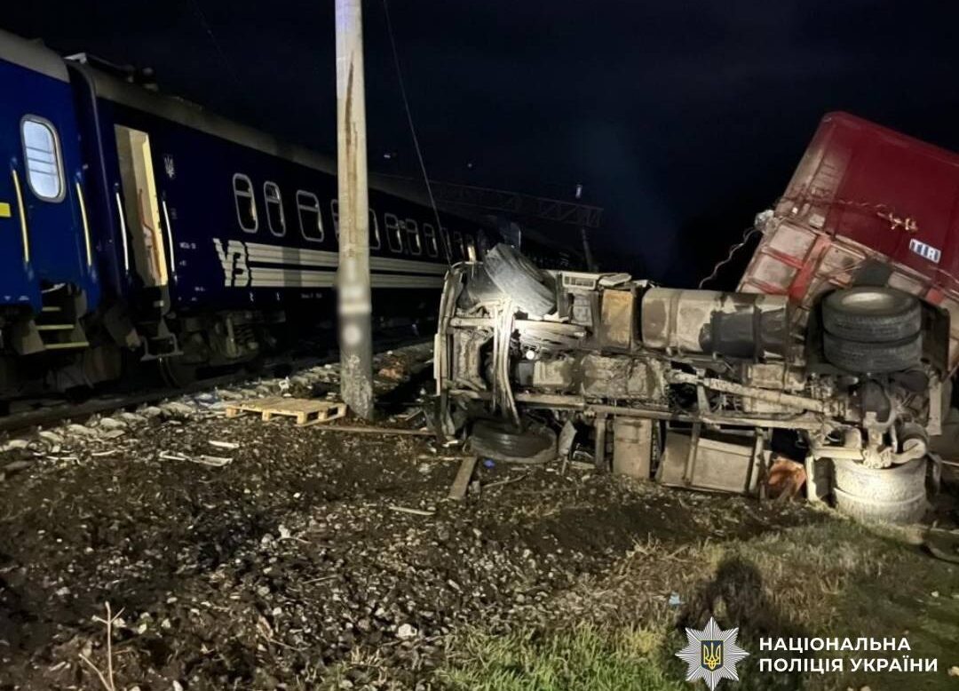 В Харьковской области грузовик столкнулся с поездом: есть задержки рейсов
