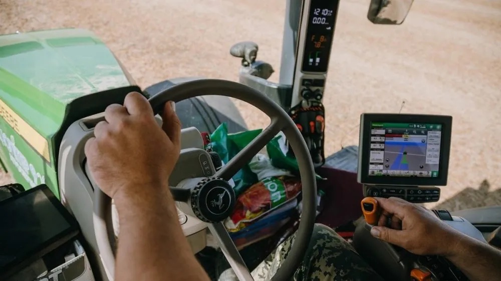 В Україні дозволили водіям автобусів і вантажівок керувати тракторами без спецпосвідчення