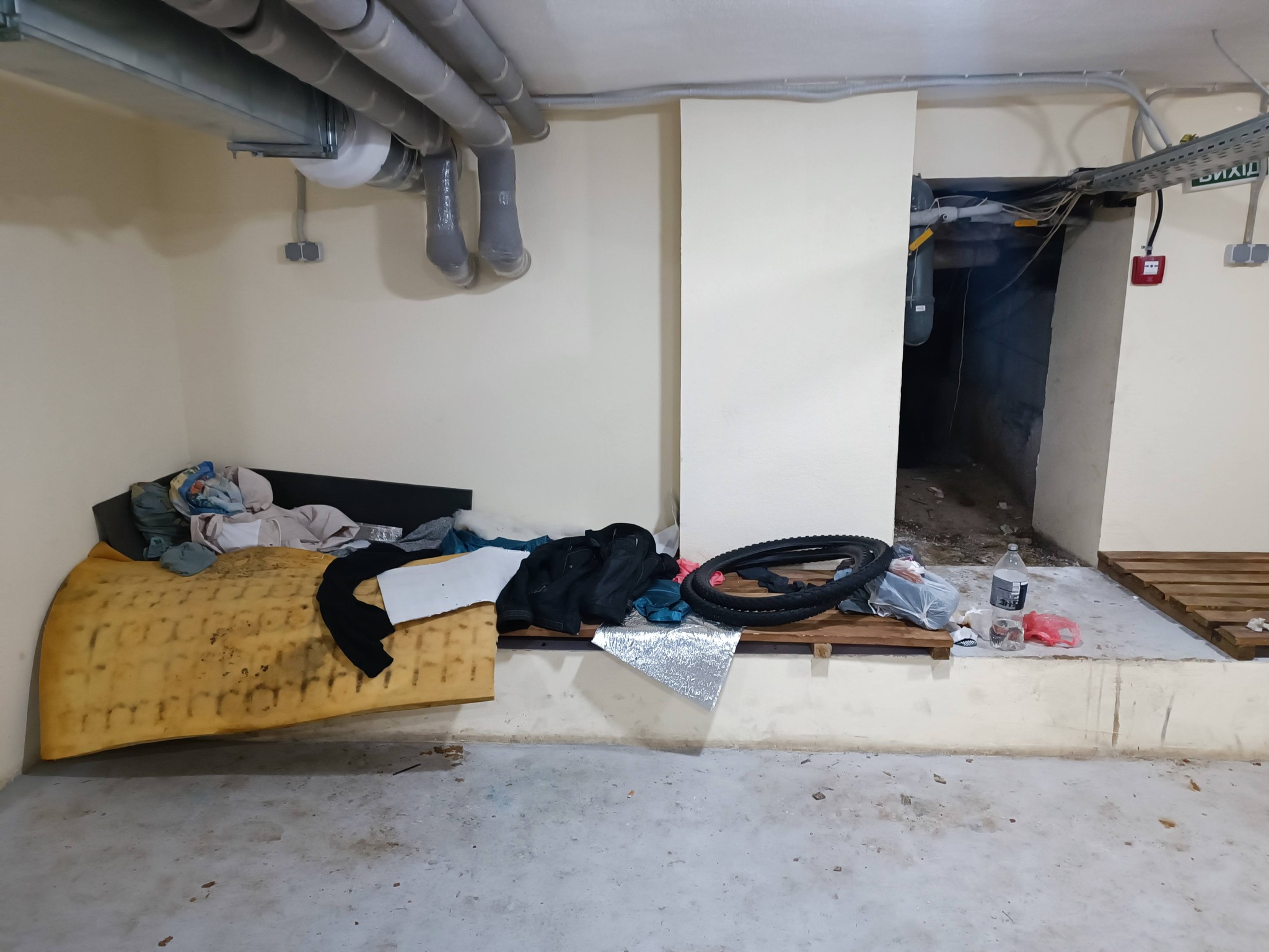 В Киеве укрытие на Харьковском шоссе превратилось в притон: жители бьют тревогу