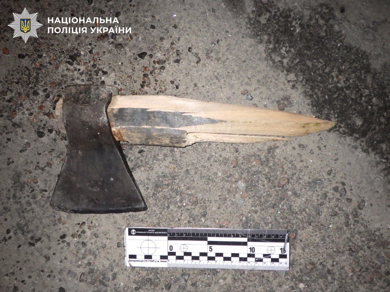 У Києві чоловік із сокирою напав на людей і намагався відібрати скутер у підлітка