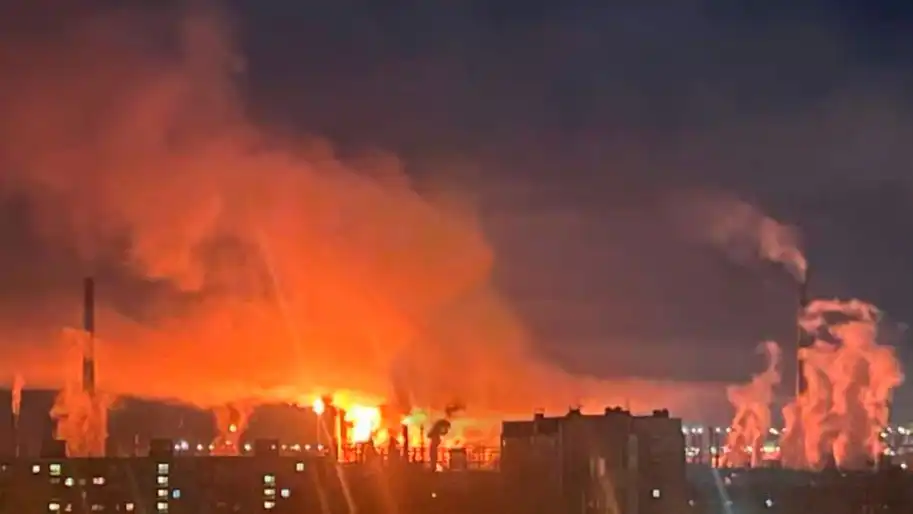 Удар по энергетике РФ: Ярославский НПЗ охватил пожар после атаки дронов