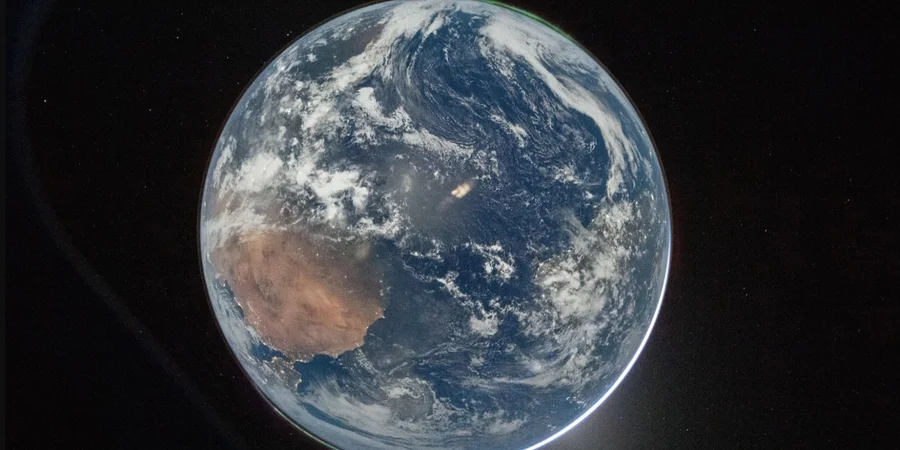 Командир місії Artemis II зробив перше фото Землі з глибокого космосу