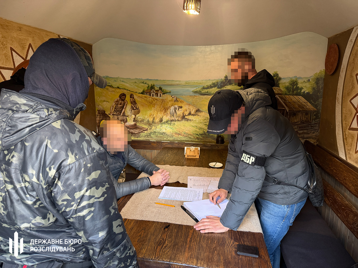 100 тысяч долларов взятки: должностного лица "Укрзалізниці" задержали во время получения денег