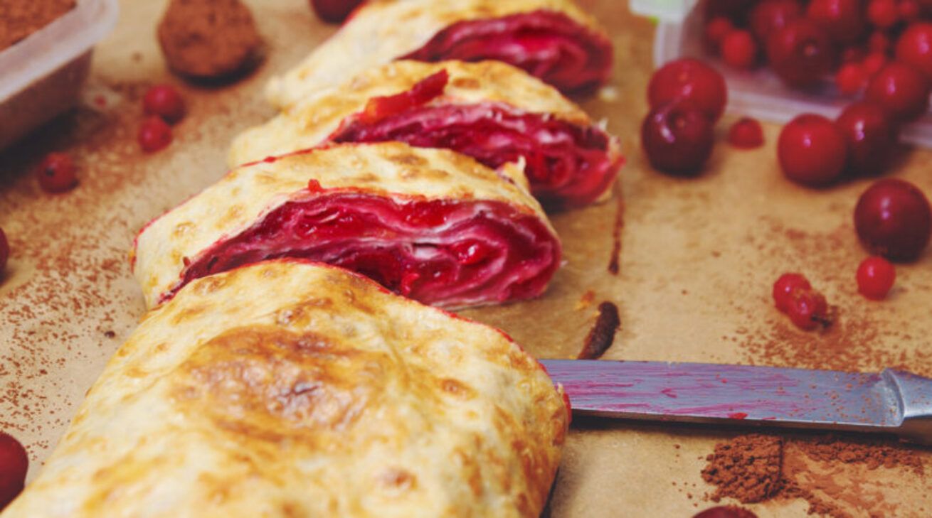 Ленивый штрудель с вишней: быстрый рецепт пирога из лаваша за несколько минут