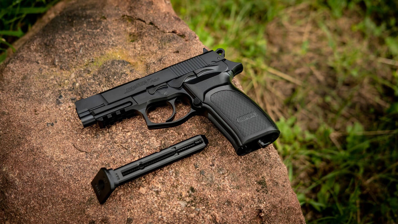 У Луцьку дівчина відкрила стрілянину з пневматичного пістолета і влучила в тролейбус