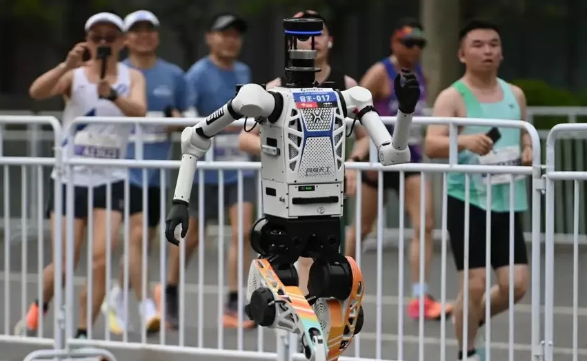 Роботизация спорта: китайские роботы установили неофициальный рекорд во время забега в Пекине