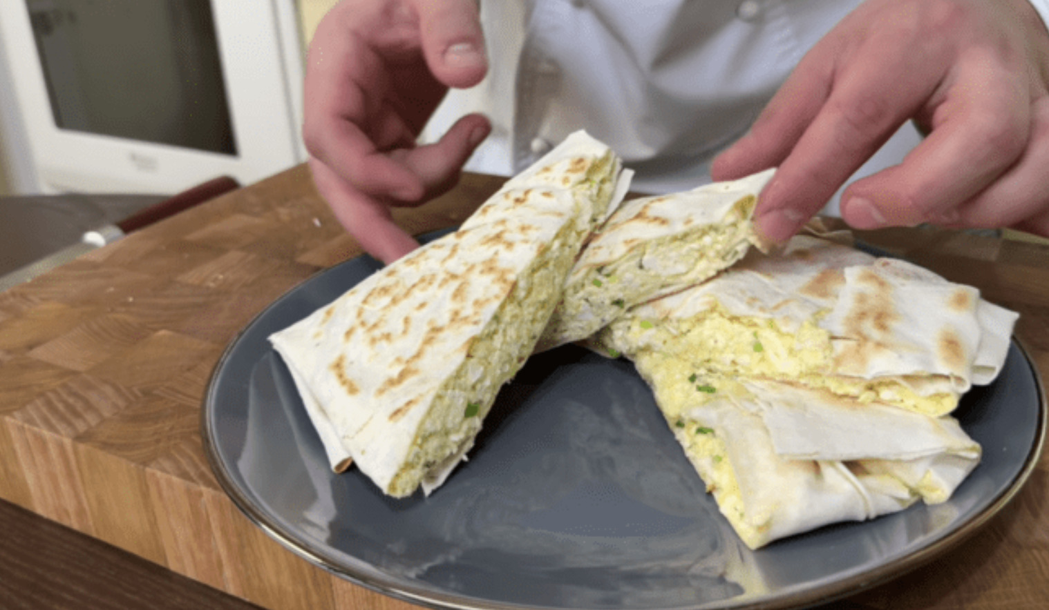 Бюджетный завтрак из 4 ингредиентов: готовим полезные белковые конвертики за 10 минут