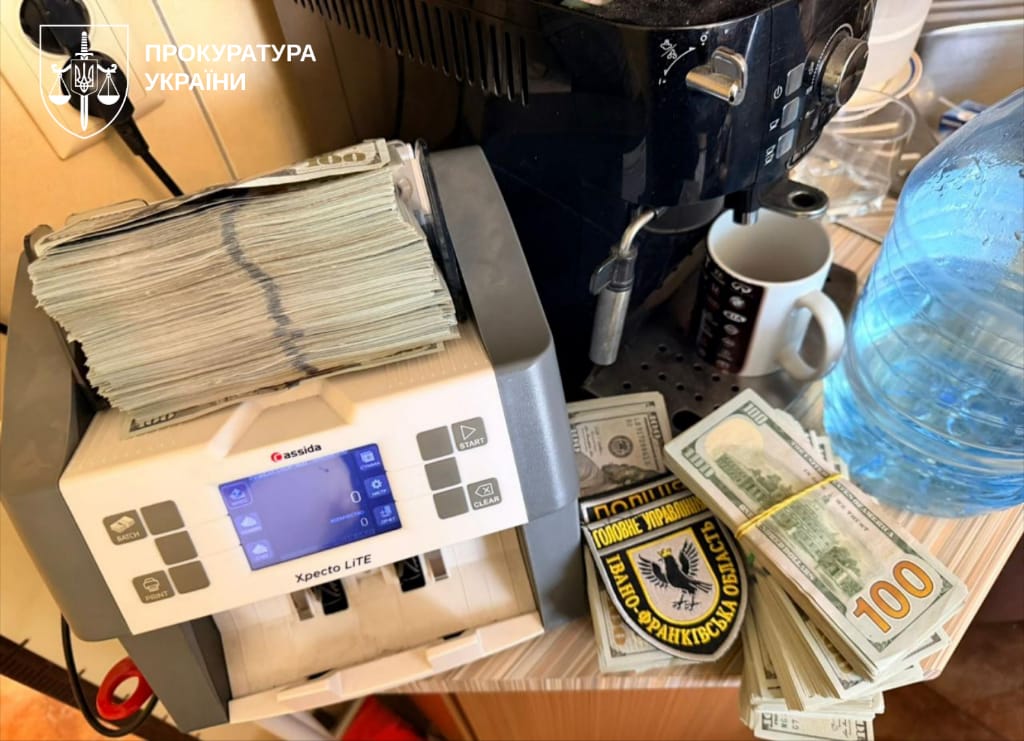 У топпосадовців Нацполіції вилучили елітні авто, зброю та понад 22 млн грн