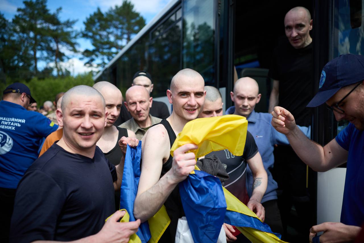 Украина вернула из российского плена еще 160 защитников: состоялся третий этап обмена "1000 на 1000" (ФОТО)
