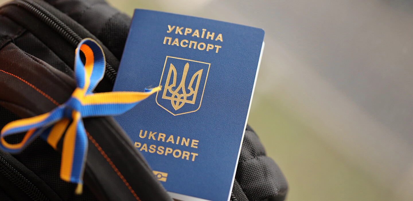 "Білий паспорт" для українців за кордоном: хто може оформити та як повернутися в Україну без закордонного паспорта