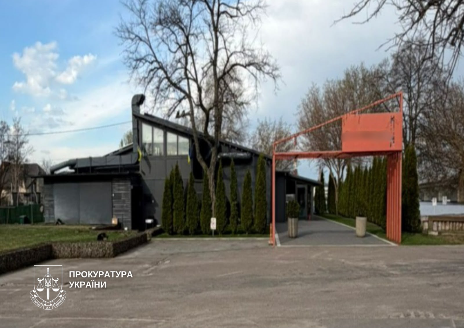 У Києві через суд вимагають знести ресторан біля Дніпра: прокуратура подала позов