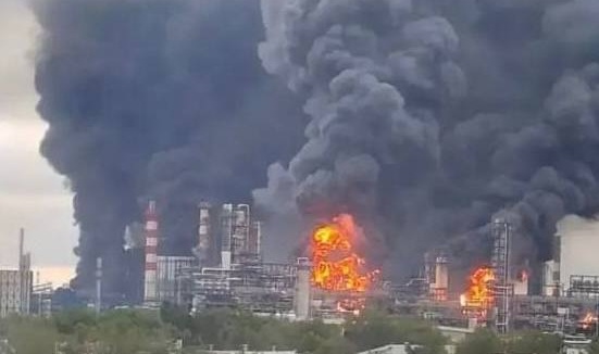 Українські дрони вивели з ладу ключові установки Московського НПЗ — Reuters