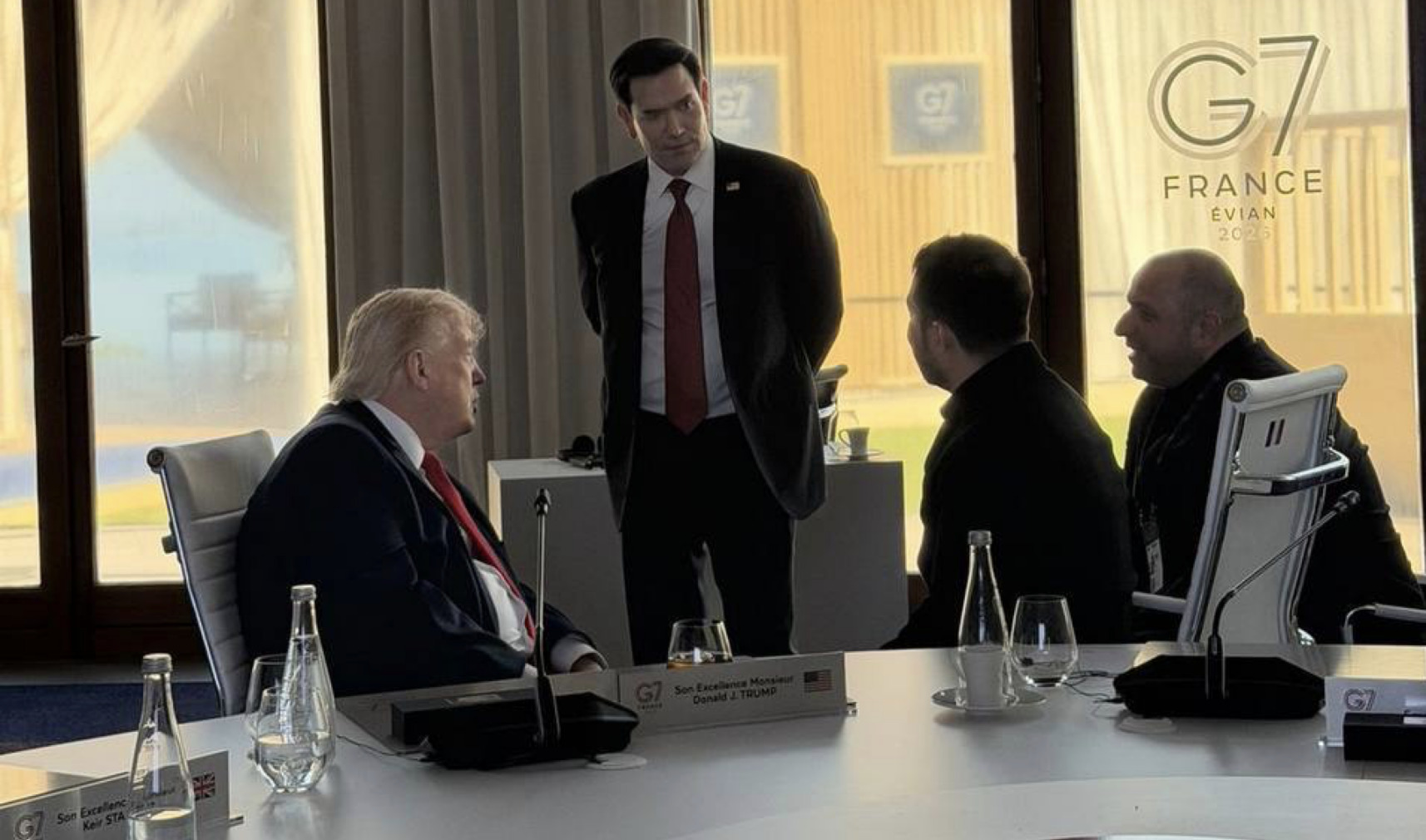 Трамп після зустрічі з Зеленським публічно заявив Путіну: «Росія повинна укласти угоду»