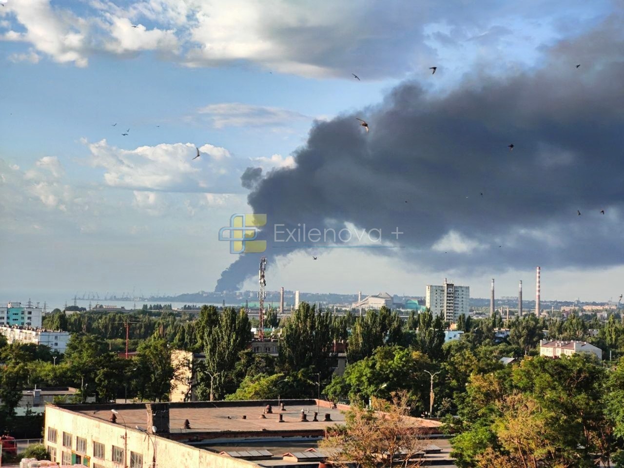 Таганрог атаковали беспилотники: после ночных взрывов вспыхнули пожары в порту и у авиаколледжа