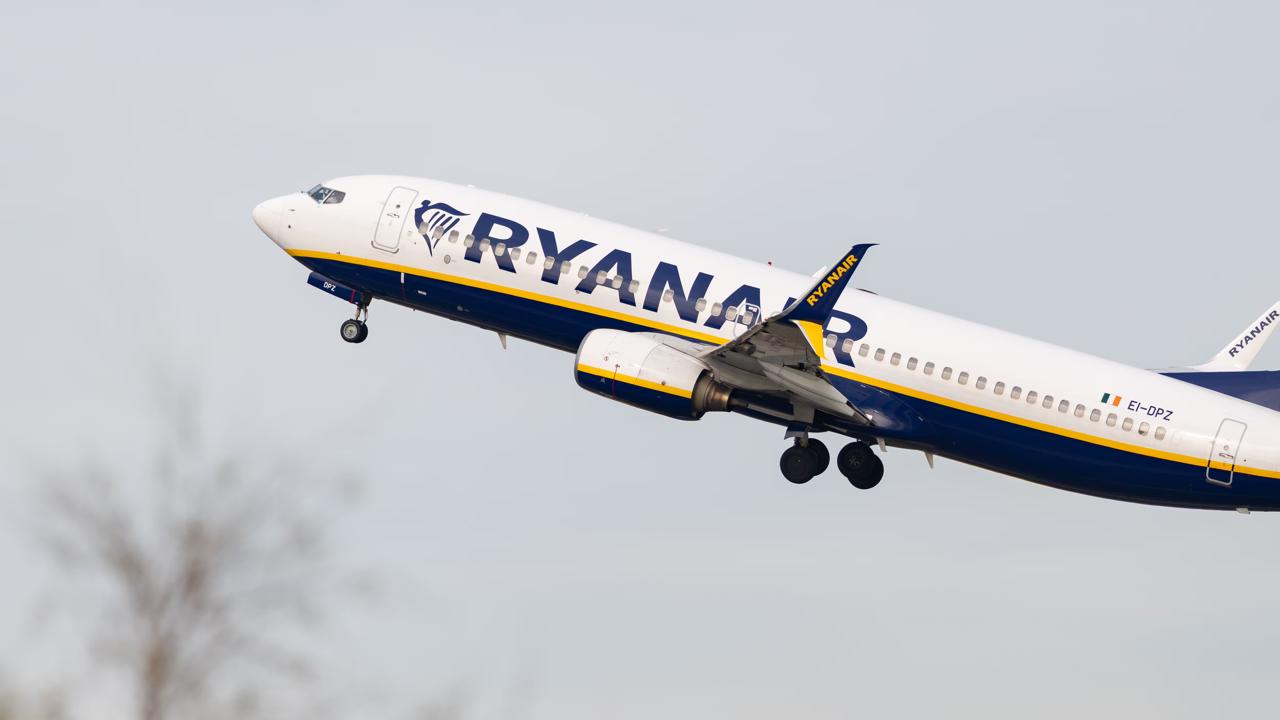 Ужас на высоте 6000 метров: пассажира Ryanair наполовину затянуло в разбитый иллюминатор