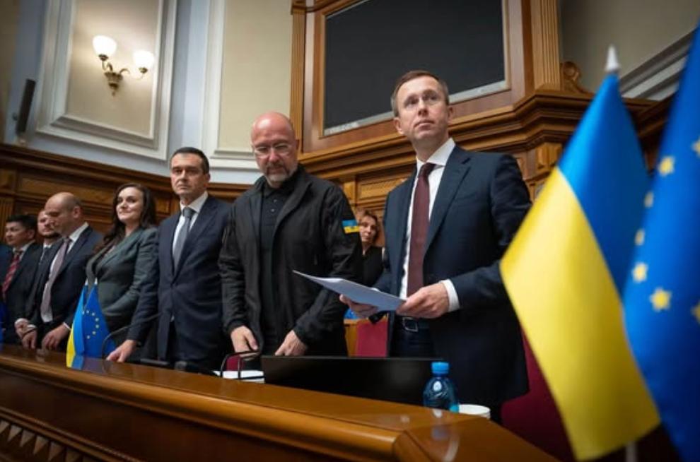 Всеволод Ченцов (третій зліва) в урядовій ложі Верховної Ради