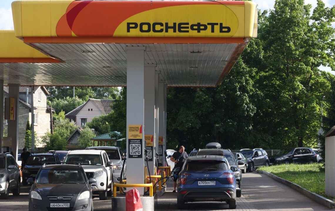 Топливный кризис в России ударил по железным дорогам: операторы столкнулись с дефицитом дизеля для локомотивов
